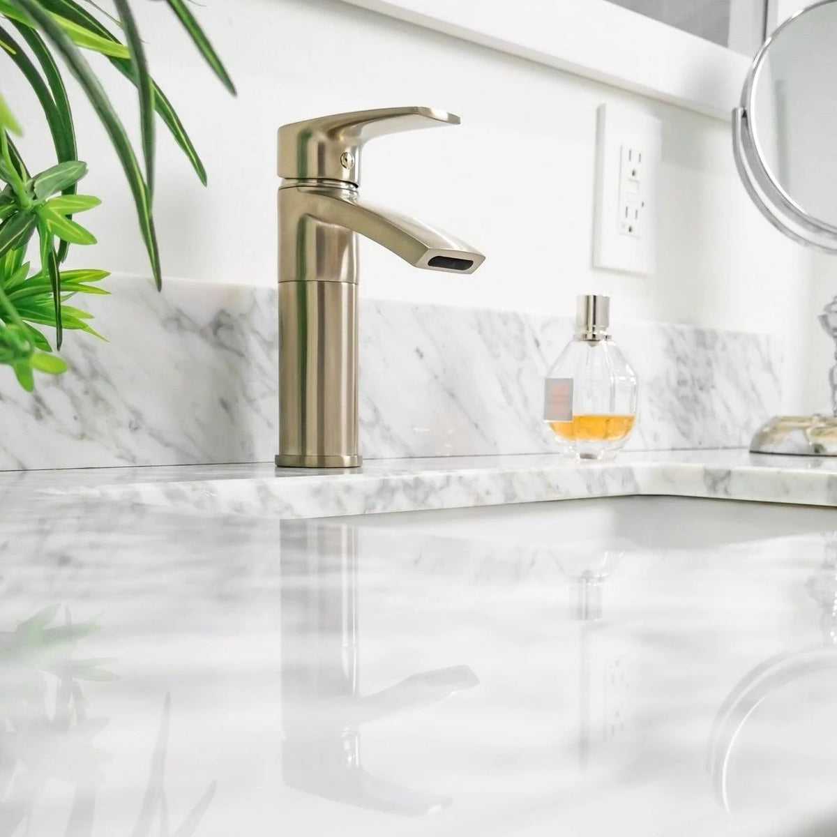 Brushed Nickel Single Hole Bathroom Sink Faucet with Swivel Spout B482
