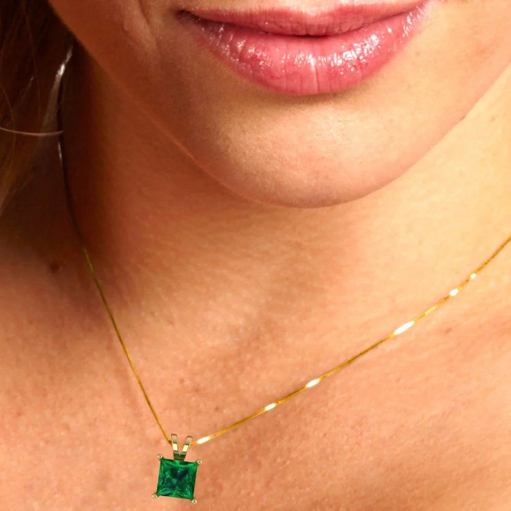 18K Yellow Gold Pendant with 16" Chain U1441